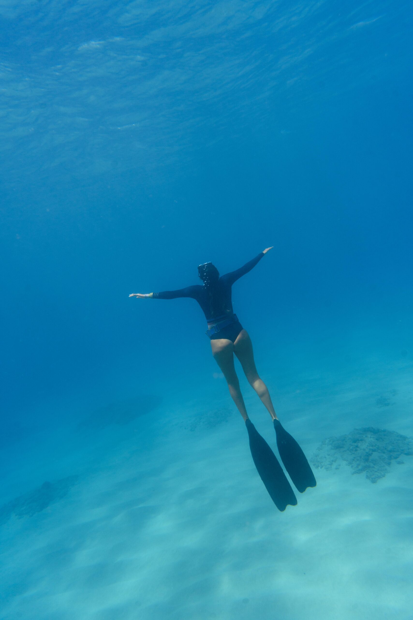 woman-with-scuba-gear-swimming-ocean